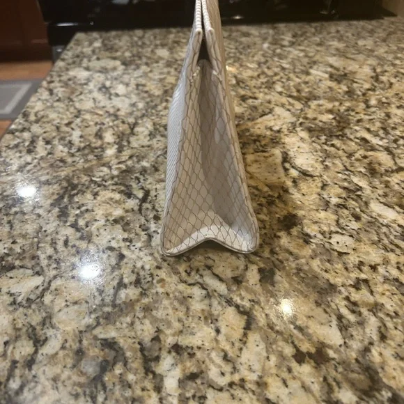 Yves Saint Laurent YSL Beaute Pouch white & gold faux leather Case toiletry Bag - Picture 4 of 6